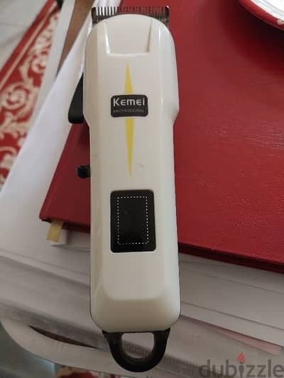 ماكينة حلاقه KEMEI PROFESSIONAL بحاله ممتاز