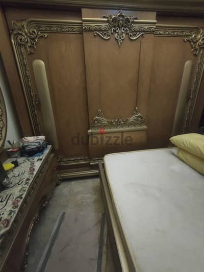 غرفه نوم جديده كلاسيك زائد مرتبه والملل بتاعتها لم تستخدم بعد