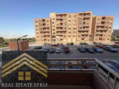 تفاصيل الشقة:  • الموقع:  وصال ريزيدنس، مدينة الشروق  • المساحة: 160 متر مربع  • الدور الأول  • غير مفروشة  • غرف النوم: 3 غرف (منها غرفة نوم رئيسية "ماستر")  • الحمامات: 2 حمام  • الشرفات (البلكونات): 2 بلكونة  • المرافق: مصعد فعال (يعمل)، موقف سيا
