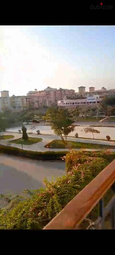 شقة للبيع في كمباوند دريم لاند اكتوبر بيت العيلة البوابة الاولى بجوار مسجد الستار ثانى بلكونة  المساحة ٢٧٥ بالمنافع  نسبة فى الجراج 4 غرف وريسبيشن 4  قطع 2 بلكونة 3 حمامات    مطلوب ٩ مليون
