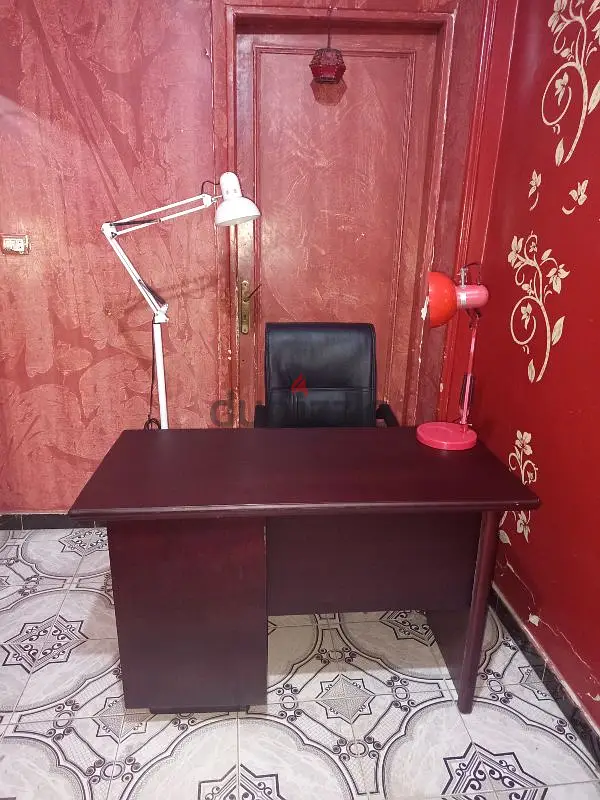 مكتب خشب + كرسي جلد