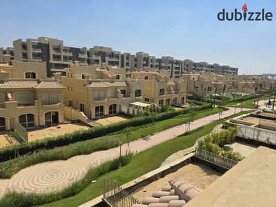 توين هاوس لبيع 311 متر نص تشطيب جاهز لاستلام فيو مميز ومفتوح فى الباتيو اورو Patio  Oro تابع لشركه LA Vista