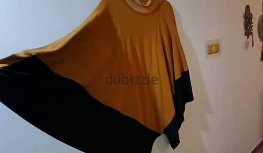 بلوزه صوف شكل البونشو اللون مسطرده فى اسود