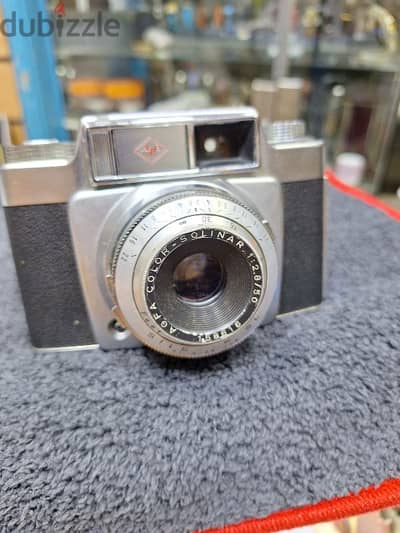 الكاميرا المعروضة في الصورة هي Agfa Silette SL