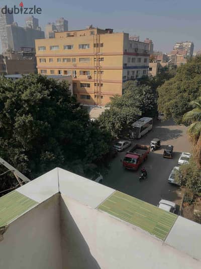 شقه قانون جديد في المعادي موقع مميز جدا قريبه للكورنيش والمترو وميدان الحريه ا الدور الربع سلم مكونه من غرفتين وريسبشن مكيفين حمام مطبخ غاز طبيعي ٣ بلكونات ع الشارع الريسي