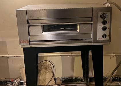 OEM brand Italian Pro Pizza Oven – Hardly Used!