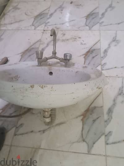 حوض حمام بخلاط شجرة