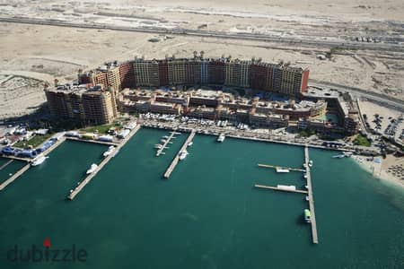 شاليه للبيع بورتو مارينا موقع مميز يرى البحر و حمامات السباحة بحرى بسعر  لقطه