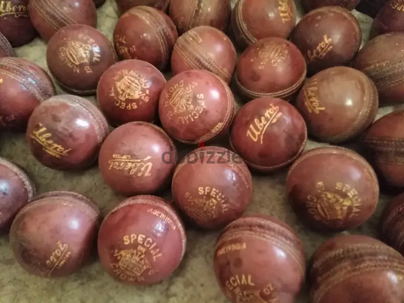 كرات كريكيت جلدية كلاسيكية هندية من طراز Uberoi Special Crown