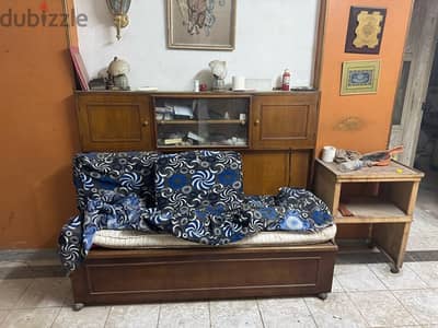 كنبة بمكتبة وسحارة بحالة ممتازة