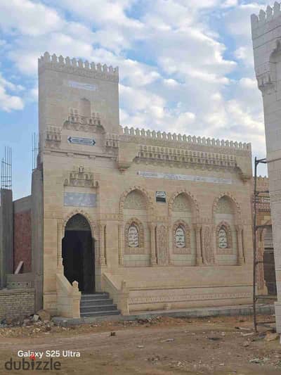 متاح عندي مدفن للبيع 80 متر في مقابر طريق السخنه مرخص من جهاز القاهرة الجديده بيتم تنازل نقل ملكيه من الجهاز مباشرة موقع المدفن ناصيه مميز جدا علي الطريق السخنه الرئيسي بجوار البوابه الرئيسيه