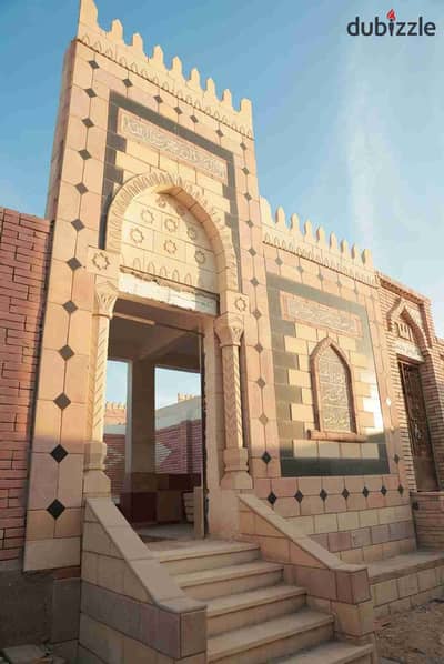مدفن للبيع مساحه 40 متر في مقابر بدر الربيكي  مرخص من جهاز مديه بدر  وبيتم تنازل من المالك مباشرة موقع مميز وسهل الوصول اليه الشارع عرضو 6 متر   من الداخل مكون من2 عين وعظامه واستراحه ومظله خرسانية