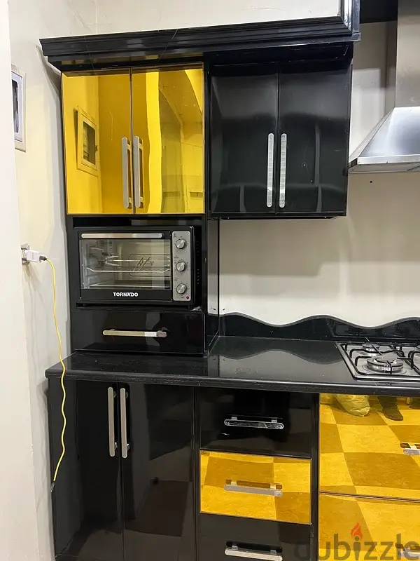 مطبخ اسود في ذهبي بالرخام65583529720834128