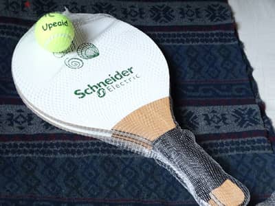 مضارب تنس الشاطئ خشب جديد ضد الماء. جديد Schneider o Electric