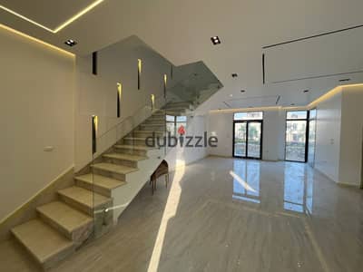 فيلا للايجار تاون هاوس اول سكن كمبوند اويست O west مطبخ و تكيفات و اجهزه المطبخ 4 غرف نوم 3 حمام