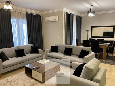 شقه مفروشه للايجار في كمبوند فيلدج جيت بجوار الجامعه الامريكيه وخطوات من كل الخدمات بسعر مميز