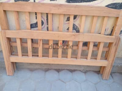 سرير خشب مقاس 150 سم بحاله جيدة جدا كامل بالملل