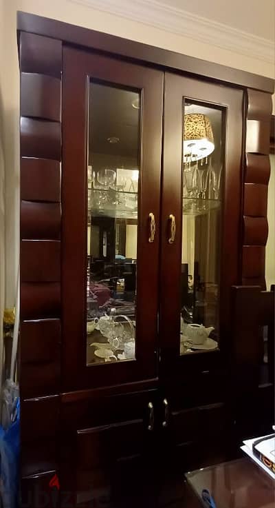 نيش سفرة بني بحالة ممتازة