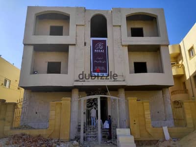 شقة مميزة بالحي 2 غرب للبيع بجوار الجامعة الفرنسية وسعودي ماركت وبنزينة شيل أوت مساحة 195م+20م جاردن