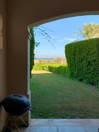 شاليه للبيع لوكشين مميز شايف البحر في لافيستا 4 العين السخنه