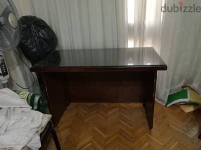مكتب حالته ممتازة كالجديد باللوح الزجاج 120 في 60سم 01146477181