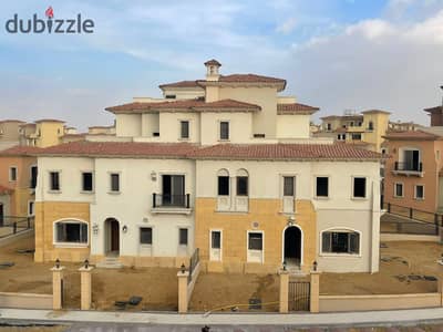 اقل من سعر الماركت تاون هاوس كواترو للبيع لوكيشن مميز استلام فوري في القاهره الجديده التجمع الخامس