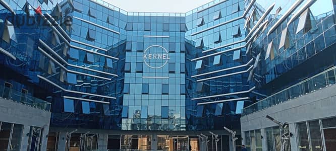 للبيع محل تجارى فى اميز لوكيشن ع التسعين الشمالى بجوار مجمع البنوك ينفع معرض سيارات  فمنطقه تتميز بالترافك العالى جدا