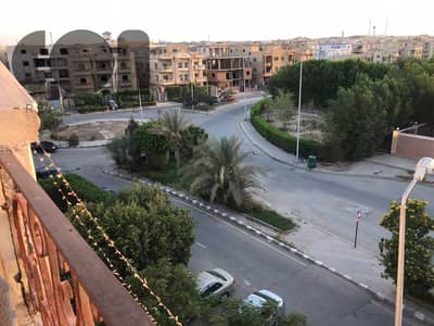للبيع بسعر مميز في فيلات البنفسج بالتجمع شقة روف بحري سوبر لوكس 210 دور تالت باسانسير 3 غرف وليفينج باقل من سعر السوق لسرعة البيع