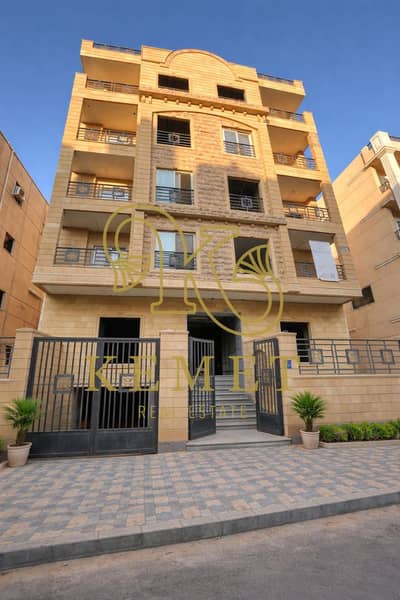 Duplex 280m in Al-Andalus 2, semi-finished with a distinctive location. Peaceful minutes to the Ninety street, paved and surrounded by inhabited buildings.