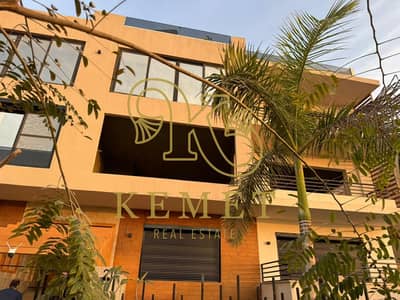 شقة في امتداد غرب الجولف 350 متر دور اول نصف تشطيب في فيلا شيك جدا علي ميدان وغير مجروحة بتطل علي كبموند ستون بارك