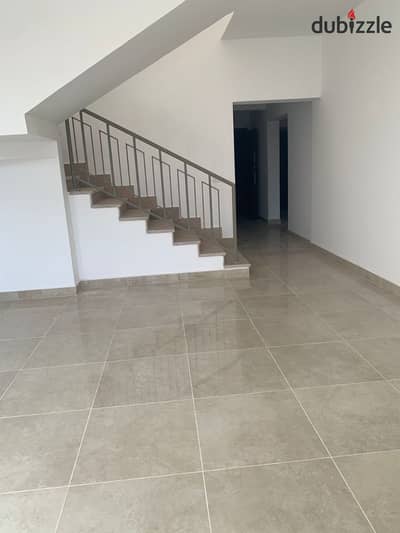 لايجار بنت هاوس 3 غرف مع روف بالمطبخ والتكيفات فى AL Marasem Fifth Square
