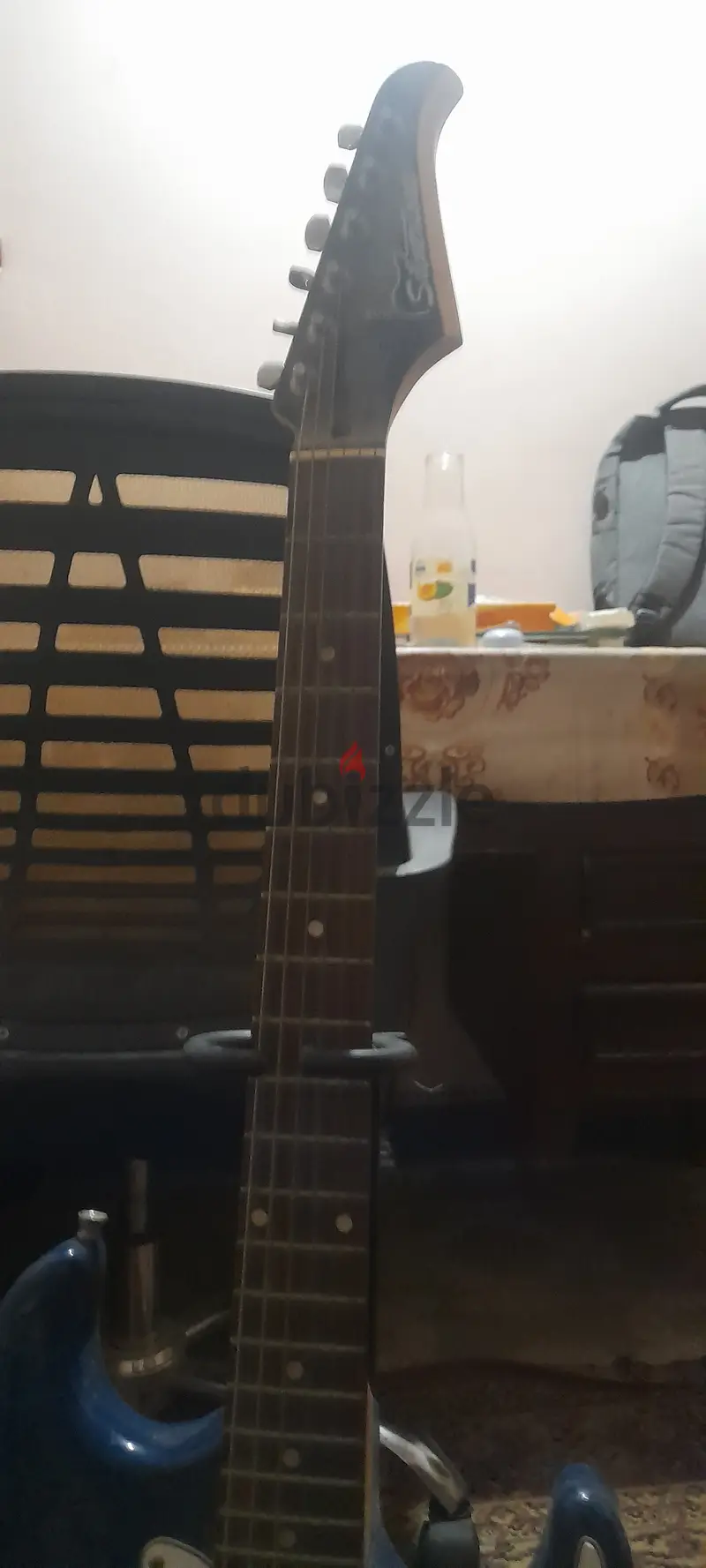 Silverton Guitar with Its Stand65595048210050122