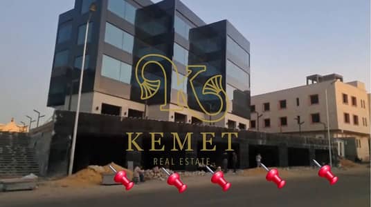 عقار تجاري 2000م استلام فوري هايبر ماركت او SHOWROOM واجهة عالشارع مقدم 40% فرصة لاتعوض للمستثمرين دخل سنوي متوقع 60 مليون البنفسج فيلات التجمع الخامس