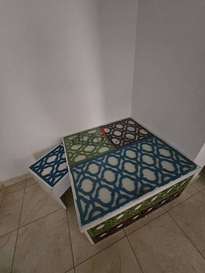 طاولة كبيرة بادراج