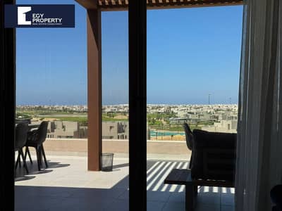 باطلالة خيالية بنتهاوس متشطب و مفروش بالكامل للبيع في هاسيندا باي - الساحل الشمالي