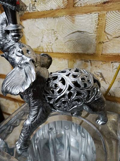 فيل خزف فضي للديكور – قطعة أنيقة ومميزة. Silver ceramic elephant–