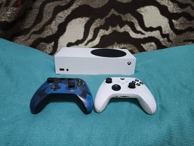 Xbox Series S مع ذراعين - استخدام طفيف جدا
