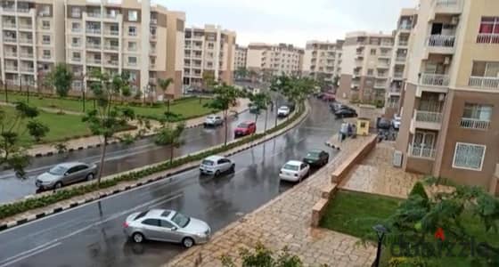 شقة 116م للبيع في مدينتي مجموعة 114، طرفية بحري شرقي، دور ثاني، 3 غرف و2 حمام، تشطيب خاص، فيو جاردن وشارع، بعقد بيع وتنازل.