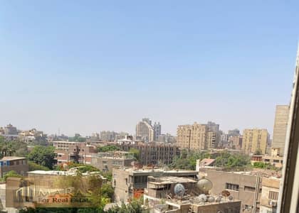 شقة للبيع بسرايات المعادي شارع 74 بمساحة 150 متر، متشطبة بالكامل وتحتاج تشطيب نهائي بسيط، دور سابع بعمارة بها أسانسير، تقسيم مميز وموقع سكني راقي.