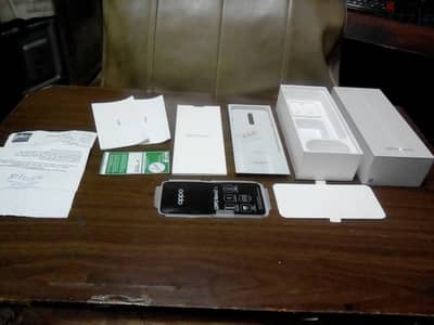 علبة oppo reno2 بمحتوياتها الورقيه والكاتلاوجات  فقط بدون مشتملات اخرى