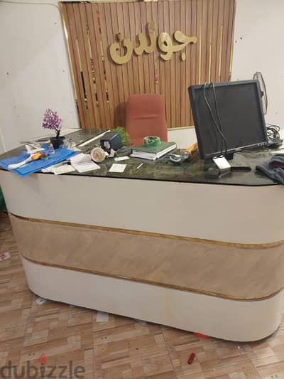 كونتر خشبي بادراج مع الزجاج بحالة ممتازة