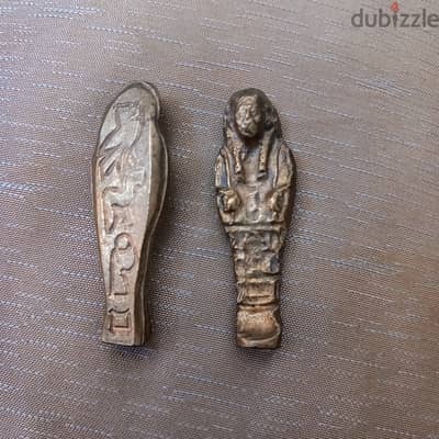 تمثالان مصريان قديمان، يُعرفان غالبًا باسم أوشبتي (Ushabti) أو تماثيل