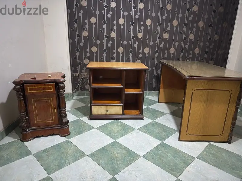 Second-hand desks in new condition