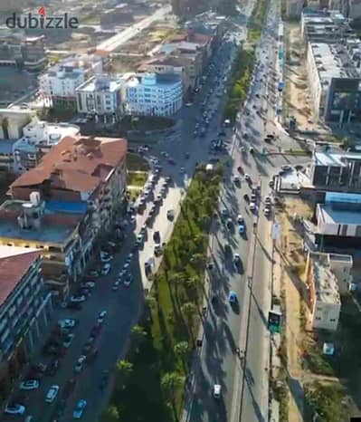 قطعة أرض سكني للبيع ناصــــــية   داخل المدينة – الحي الأول (موقع مميز)  ترخيص بدروم + 4 أدوار  مناسبة للسكن والاستثمار  بالتقسيط على 3 سنوات بدون تعقيد فرصة حقيقية لبناء مشروع سكني مضمون في منطقة مكتملة الخدمات وقريبة من كل المحاور الرئيسية.   للت