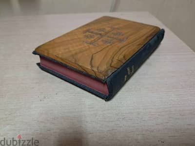 كتاب المقدس، العهد الجديد بحروف حمراء غلاف من خشب