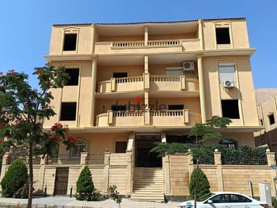 شقة 207م ناصية جنينة حي النادي بجوار الجامعة البريطانية و خطوات من نادي هليوبليس