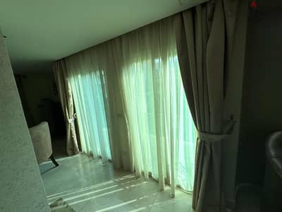 مجموعة سجاد مودرن بحالة ممتازة / مجموعة ستائر مودرن