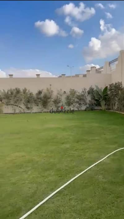 فيلا مستقلة للبيع في كمبوند كاليميرا (مدينة الشروق)، موقع مميز للغاية، مساحتها 905 متر مربع، جاهزة للسكن الفوري، تشطيبات مودرن بالكامل