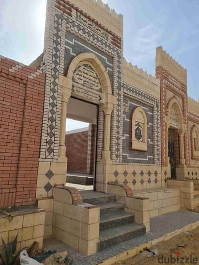 مدفن 40م للبيع في مقابر طريق السخنة - جاهزة على المفتاح وشغل عالي  ​موقع مميز على طريق السخنة، شغل تأسيس نضيف جداً  ​ موقع هادي، رصيف واسع، وسهلة جداً في الوصف والوصول  ​ واجهة نصف حجاري فخم،