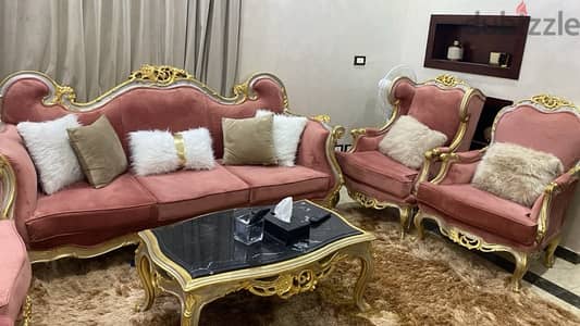 صالون كبير بحاله ممتازه